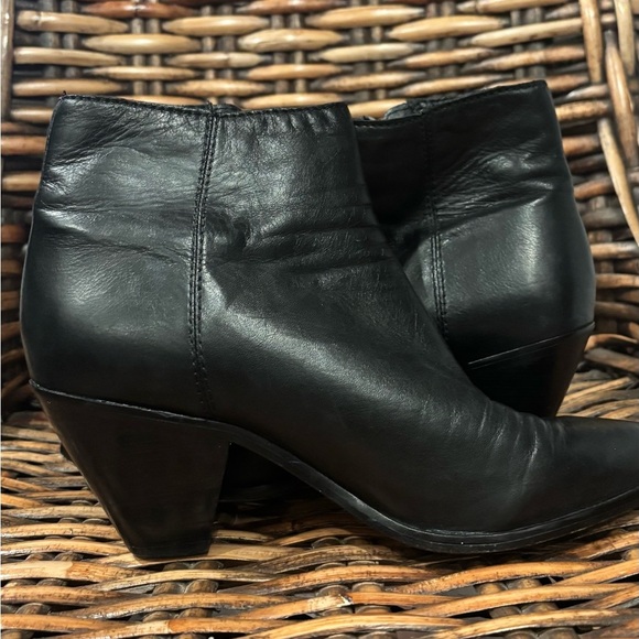 Frye Black Leather Ankle Booties with Zipper size 7.5 Great condition! - Picture 5 of 15
